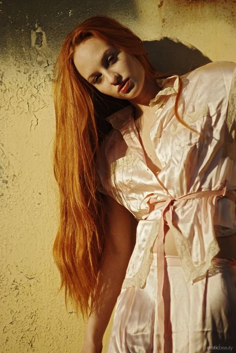 erotic beauty: 赤毛のアメリカ人カバーガール、サリーAは小さなおっぱいを誇示し、自然な姿を披露します