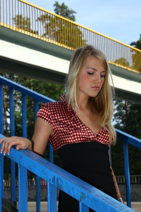 erotic beauty: 金髪のウクライナのキュートなシャロンCが、ソロでタイトなお尻とオマンコを披露