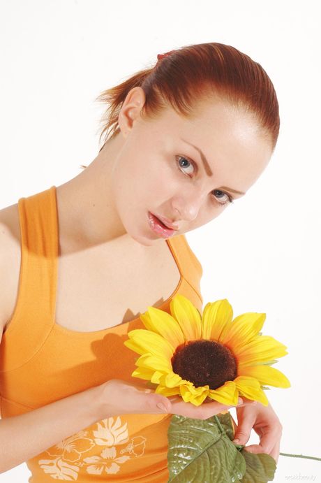 erotic beauty: Ładna rosyjska lalka Jolie B zdejmuje sukienkę, aby pozować zupełnie nago