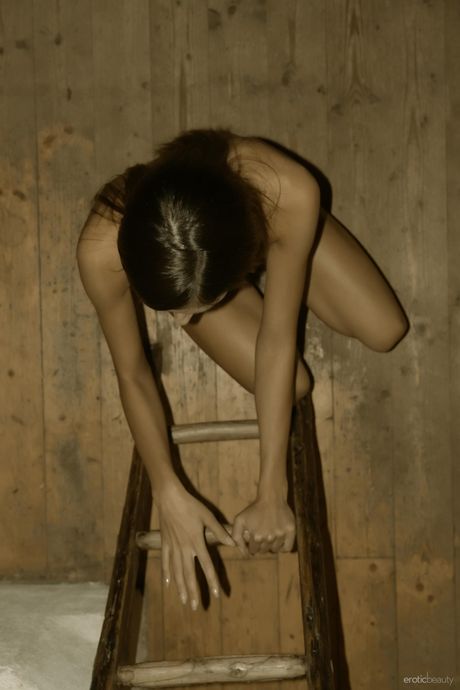 erotic beauty: 美麗的匈牙利美女布麗吉特·亨特展示她的性感臀部，展現她的裸體