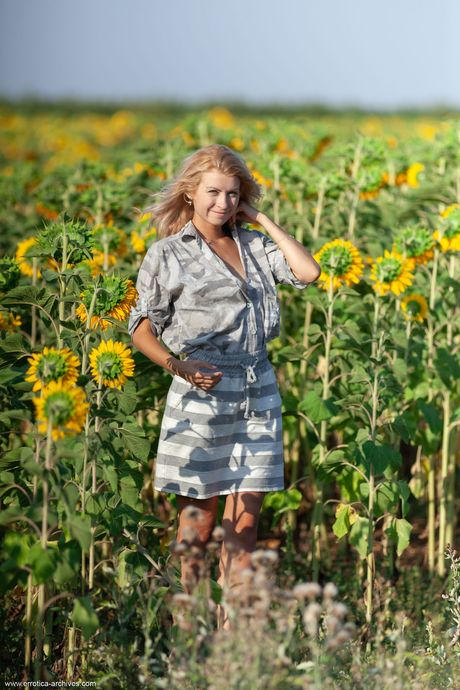 errotica archives: A adolescente russa Betty Swan fica nua em um campo de flores silvestres