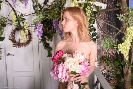 errotica archives: 漂亮的俄羅斯封面女郎 Roxi A 滿懷信心地在沙發上赤身裸體