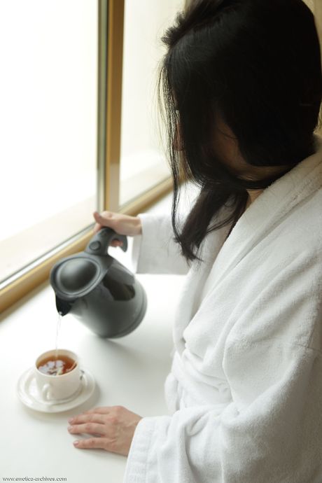 errotica archives: Schlanke russische Teenagerin Irida fingert ihre feuchte Muschi, während sie völlig nackt auf einem Sofa liegt