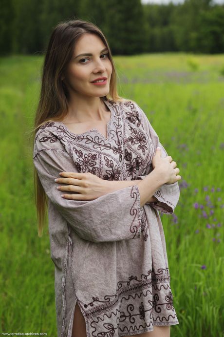 errotica archives: A perfeita garota da capa ucraniana Kira G fica nua em um cobertor em um campo de flores silvestres
