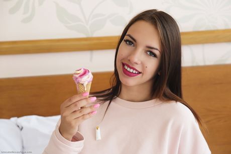 errotica archives: Linda boneca ucraniana Eos tira sua calcinha rosa e brinca com sua buceta