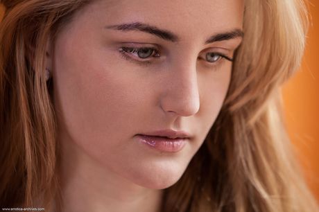 errotica archives: Hübsches ukrainisches Mädchen Eidis entblößt ihre kahle Muschi und ihren großen Hintern in einem Solo