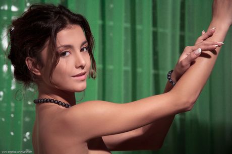 errotica archives: Hete Oekraïense schoonheid Sati kleedt zich met gratie uit op een stoel