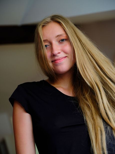 eternal desire: 素敵なウクライナの十代の船員は完全に裸になる前に黒いドレスを脱ぐ