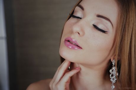 eternal desire: A excelente beldade russa Alyssa A abre suas pernas longas para mostrar sua buceta careca