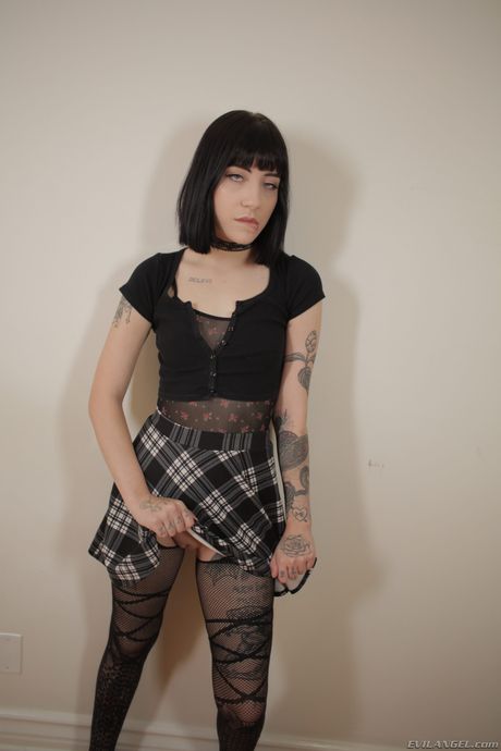 aiden riley: タトゥーを入れたアメリカのティーン、シャルロット・サルトルが裸になってピンクのオマンコを披露