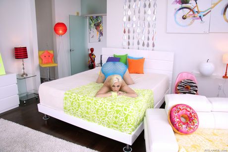 mike adriano: 天使般的詹娜·艾沃里在火辣的脫衣舞表演中秀出了她的大屁股和驚人的乳房