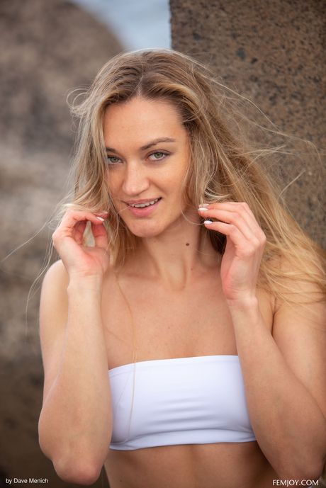 femjoy: La ragazza ucraina nuda Nicole Fox posa sulle scale prima di un concerto di modella nuda