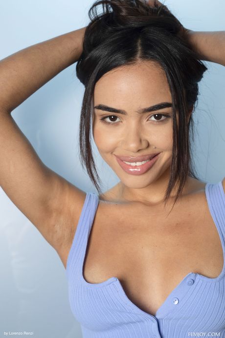 femjoy: Piękna brunetka Isa Sweet pozuje nago w swoim solowym filmiku