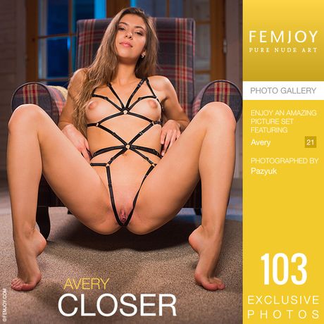 femjoy: Die glamouröse ukrainische Süße Avery zieht sich aus und stellt ihren großen Arsch und ihre getrimmte Muschi zur Schau