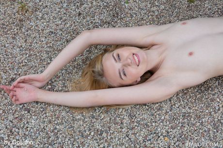 femjoy: La magra adolescente bionda lettone Nimfa presenta le sue piccole tette e la sua figa calva nel bosco