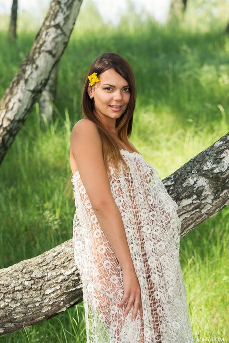 femjoy: De delicate Oekraïense tiener Rihanna gaat naakt op een deken in een veld