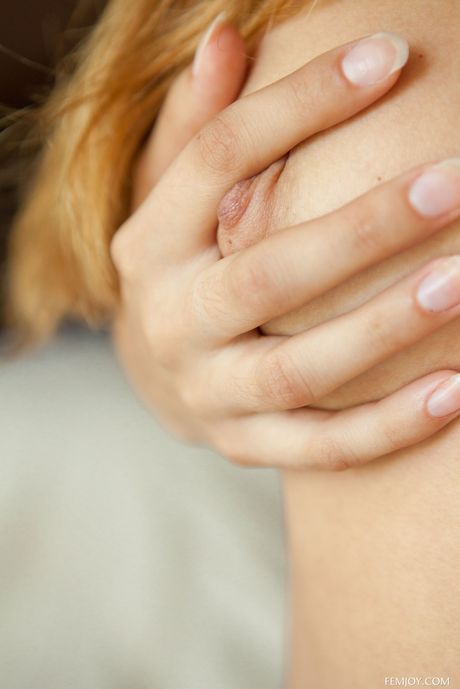 femjoy: ホットなラトビアの美女アドリアナ・モリスがベッドの上で全裸になる