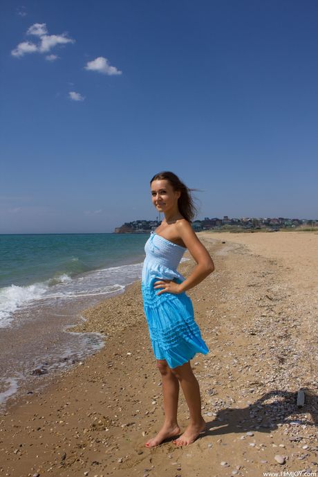 femjoy: Das schlanke ukrainische Baby Terra zieht sich an einem Sandstrand aus