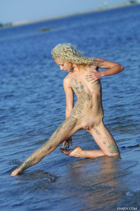 femjoy: Ukraińska blondynka Ketrin A pozuje całkowicie nago na skalistym brzegu