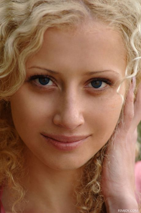 femjoy: Naga ukraińska nastolatka Ketrin A pozuje w trawie na polu