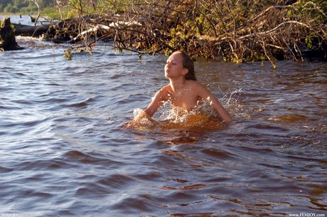 femjoy: Nackte ukrainische Schönheit Tanya L posiert auf den Felsen am Meeresrand