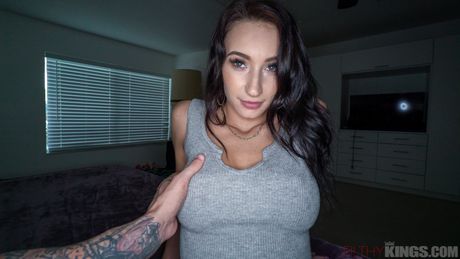 filthy pov: Die süße Amerikanerin Alessia Luna mit den großen Brüsten lässt sich von ihren Babys in die Fotze ficken