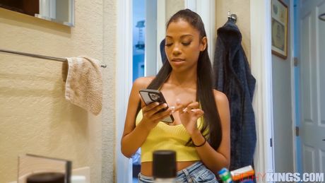 filthy taboo: De slanke Amerikaanse schoonheid Eden West neemt een BBC in haar mond en kut bij het zwembad