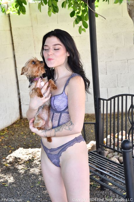 ftv girls: Die dunkelhaarige Teenagerin Katerina Deville zieht sich vor dem Masturbieren aus