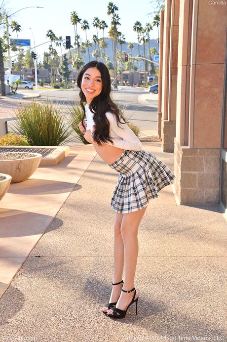 ftv girls: La esbelta chica estadounidense Camilla Cream expone sus pequeñas tetas y juega con su coño