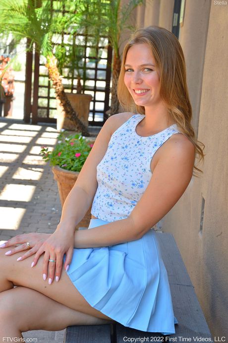 ftv girls: Niska amerykańska nastolatka Stella Sedona zdejmuje bieliznę przed zabawą w cipkę