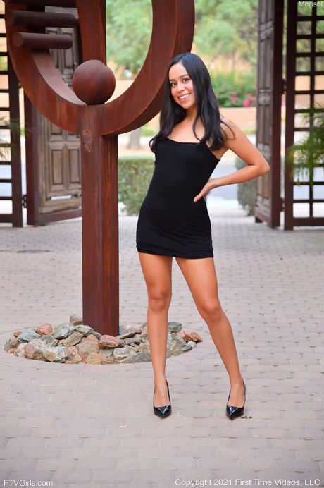 ftv girls: Merisol 是一位性感的拉丁裔美女，喜歡玩黃瓜