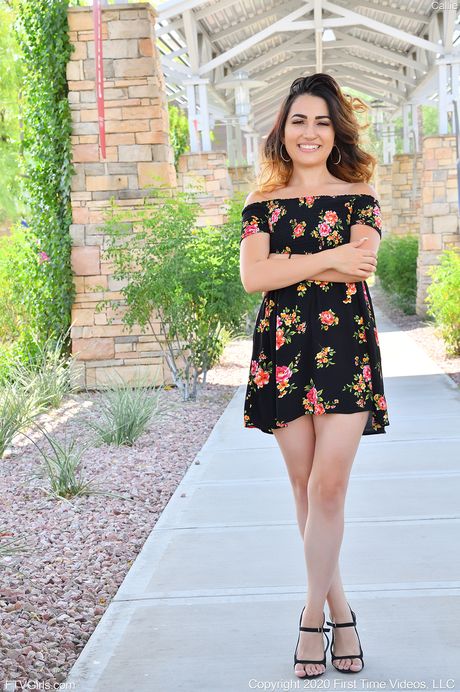 ftv girls: 有著漂亮屁股的少女 Callie Jacobs 獨自玩弄她的陰部