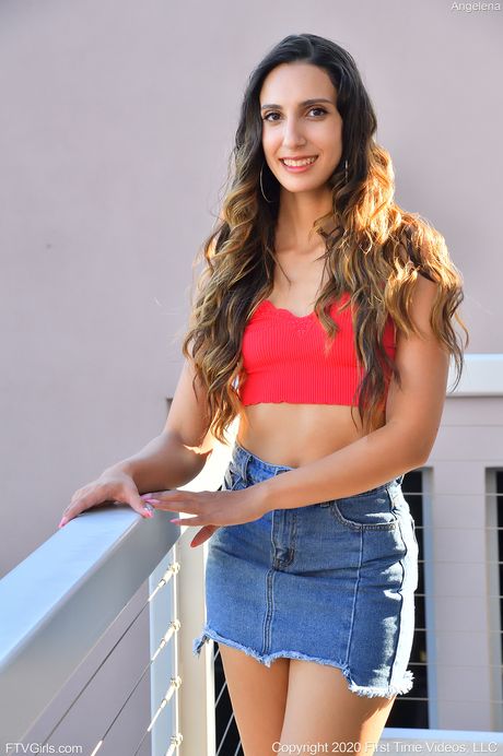 ftv girls: Dominikańska brunetka Angelica Cruz masturbuje się seks zabawką na sofie