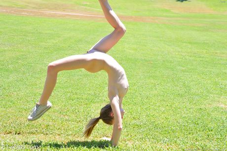 ftv girls: 苗條的美國美女 Kenzi Kellie 赤身裸體，然後用性玩具自慰