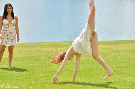 ftv girls: Lesbische schatjes Violet Starr en Eva Celeste kussen elkaar voordat ze zich uitkleden op een gazon