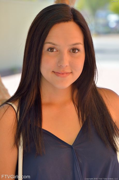 ftv girls: 十代のアマチュア、リアナ・ラスがショッピングモールのベンチで全裸になる