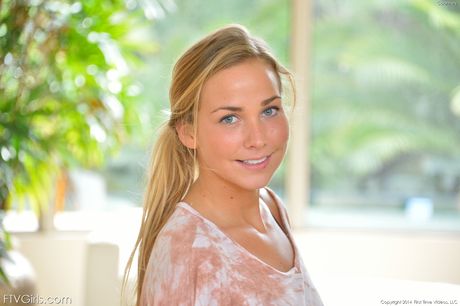 ftv girls: La blonde américaine Courtney Dillon enlève son pantalon avant de se masturber