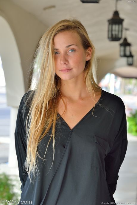 ftv girls: La séduisante blonde américaine Courtney Dillon se déshabille avant de se masturber sur une chaise