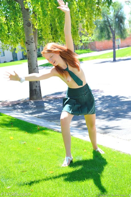 ftv girls: Ładna amerykańska rudowłosa Pepper Kester masturbuje się na krześle na swoim podwórku