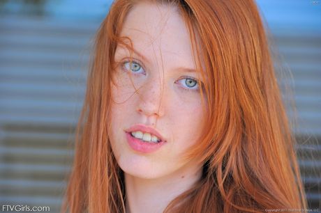 ftv girls: Chuda ruda Pepper Kester rozbiera się i bawi swoją cipką w ogrodzie