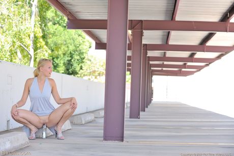 ftv girls: La bionda americana Paige Starr si masturba con un dildo su una panchina in un giardino pubblico