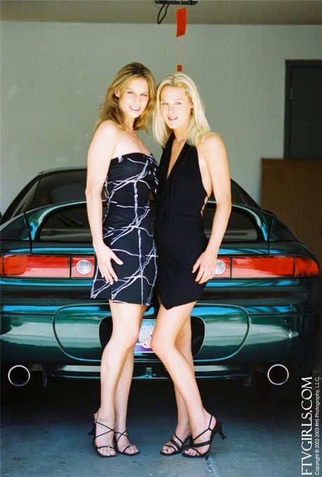 ftv girls: Las lesbianas rubias Carla y Paulina A se desnudan antes de tener sexo en un sofá