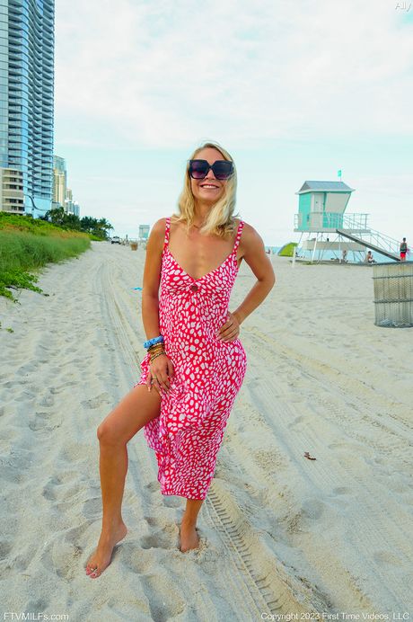 ftv milfs: 金髮美國寶貝 Ally Wild 脫下衣服並在椅子上摩擦她的陰蒂