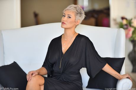 ftv milfs: Blonde Amerikaanse MILF Ryan Keely onthult haar grote tieten en speelt met haar vagina