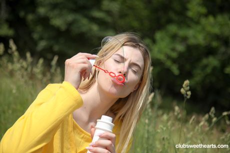 fucking skinny: スリムなロシアの女の子ミレーナ・デヴィは指ファックの前にすべてを脱ぐ