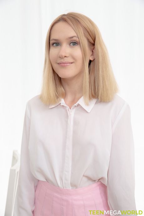 fuckstudies: 金髮俄羅斯娃娃 Una Fairy 在沙發上被她的繼兄猛幹