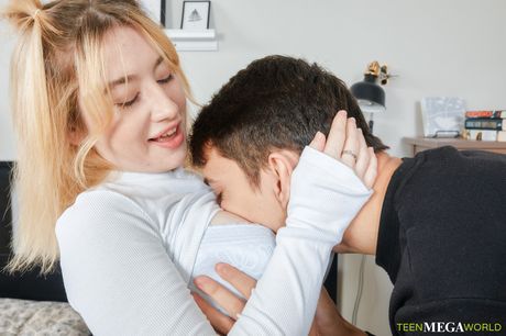 fuckstudies: 金髮女孩愛麗絲天堂在 3p 中被舔陰和被幹