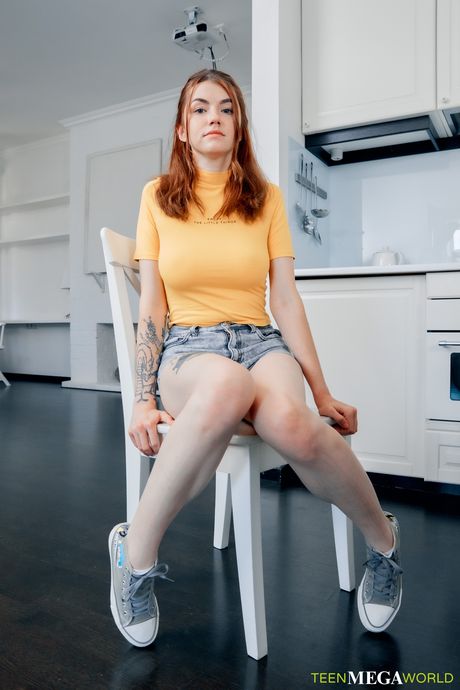 fuckstudies: La belle rousse russe Vikki Ray se fait fourrer la chatte dans la cuisine