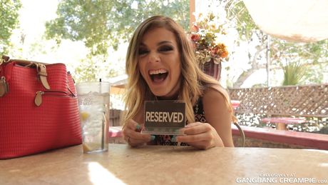 gangbang creampie: 素晴らしいアメリカのキューティーケンドラリンは乱交の後に中出しされる