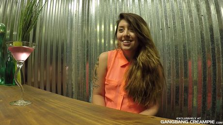 gangbang creampie: La splendida ragazza americana Courtney Loxx si fa riempire la figa durante un